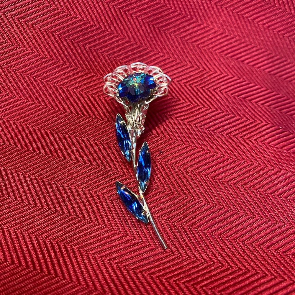 Silver Tone Brooch Around a Blue Marguerite Rhinestone Flower w/Blue Leaves